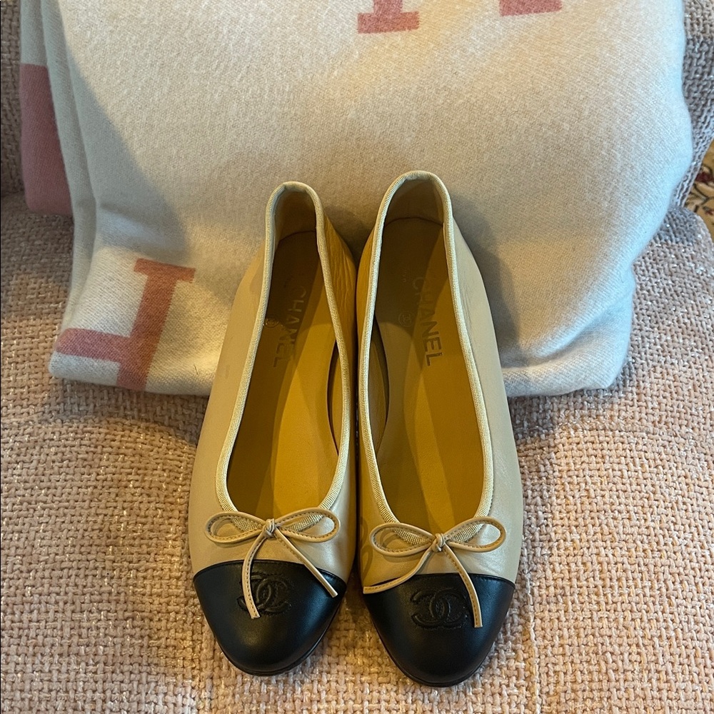 CHANEL Two-Tone Beige and Black Classic Ballet Flats